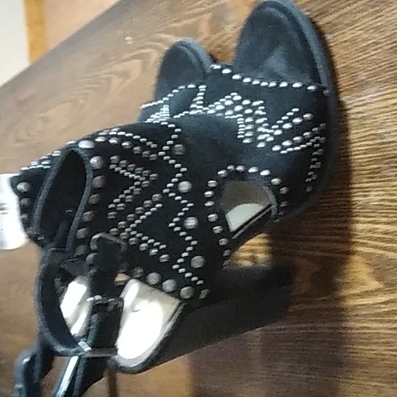 Heels - Picture 2 of 4